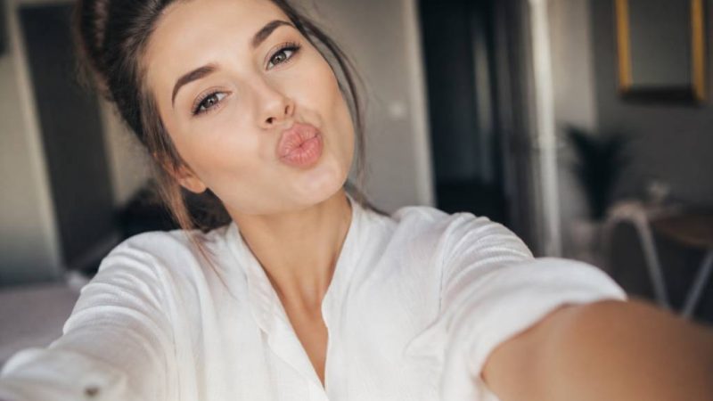 Duck face selfie : les astuces pour réussir un autoportrait tendance et naturel