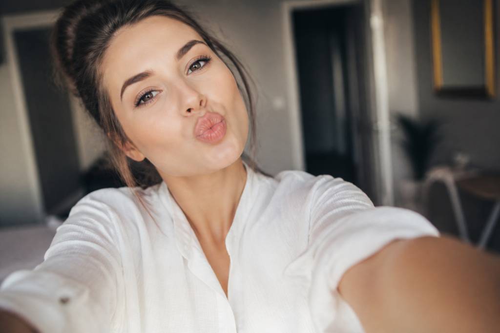 Duck face selfie : les astuces pour réussir un autoportrait tendance et naturel